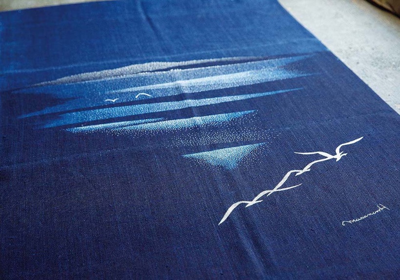眉山と吉野川の河口を藍の濃淡で表現した作品